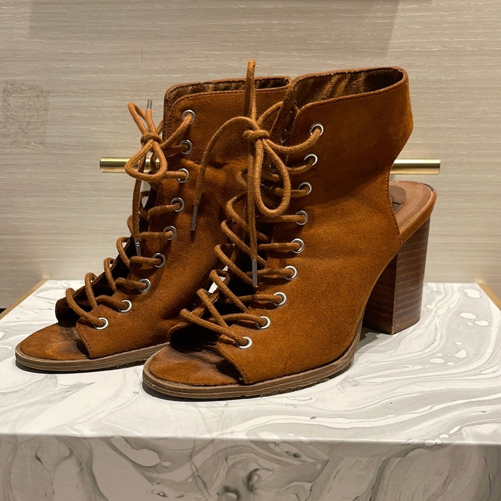 Super comfy and casual open heal lace up in a tan-brown.
